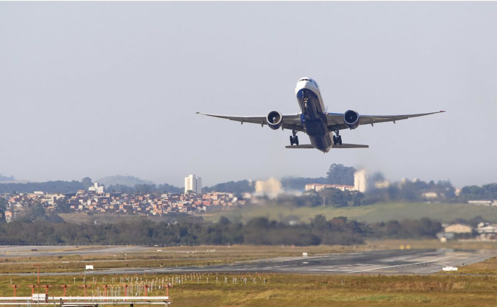 Atraso de 43 horas em voo resulta em indenização de R$ 48.000 a passageiros brasileiros